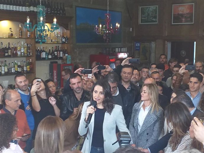 La portavoz de Ciudadanos, Inés Arrimadas, y la candidata Beatriz Pino,  en un acto con militantes y simpatizantes en Vigo.