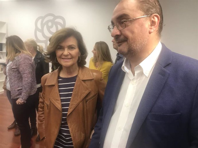 Carmen Calvo y Javier Lambán, en la sede del PSOE en Zaragoza.