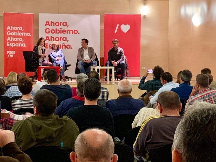 La ministra de Sanidad, María Luisa Carcedo, interviene en una assamblea socialista en Mieres.