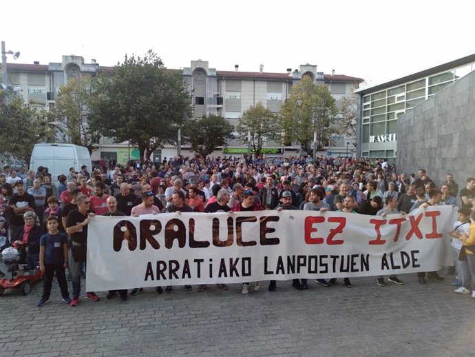 Cientos de personas se manifiestan en Igorre (Bizkaia) en apoyo a los trabajadores de Araluce y contra el cierre de la empresa