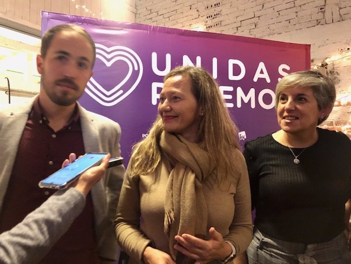Los candidatos de Unidas Podemos Cantabria al Congreso de los Diputados Luis del Piñal y Leticia Martínez junto a Victoria Rosell, cabeza de lista de la formación por Las Palmas