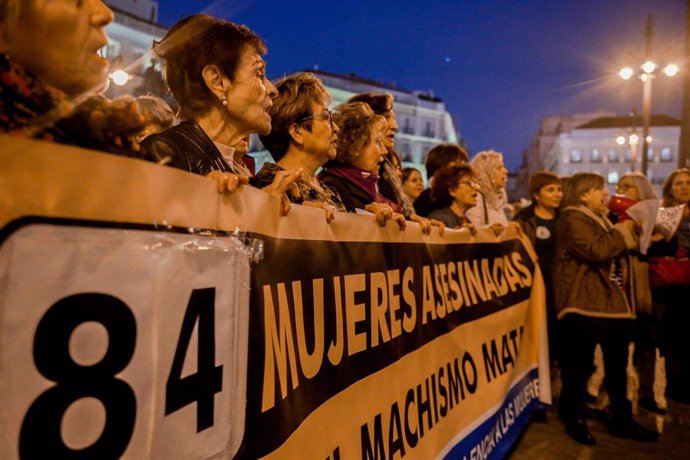 Manifestación en recuerdo a las mujeres víctimas de violencia de género en la Puerta del Sol, Madrid (España), a 25 de octubre de 2019.