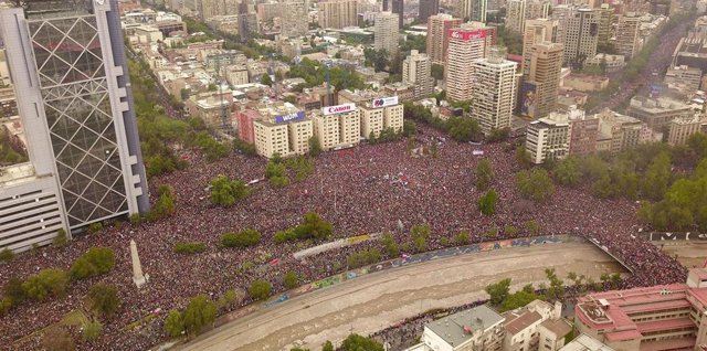 More than one million people demonstrate peacefully in Santiago de Chile after protests Mas de un millón de personas se manifiestan de forma pacífica en Santiago de Chile.