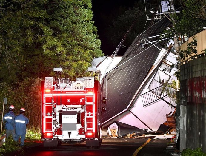 Una casa destruida debido a un deslizamiento de tierra por las fuertes lluvias en Chiba