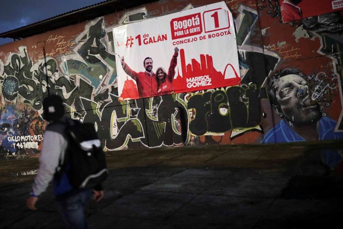 Cartel electoral en una calle de Bogotá