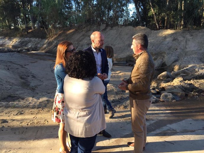 El delegado territorial Álvaro Burgos visita las obras en arroyos de La Palma del Condado, Cartaya y Gibraleón