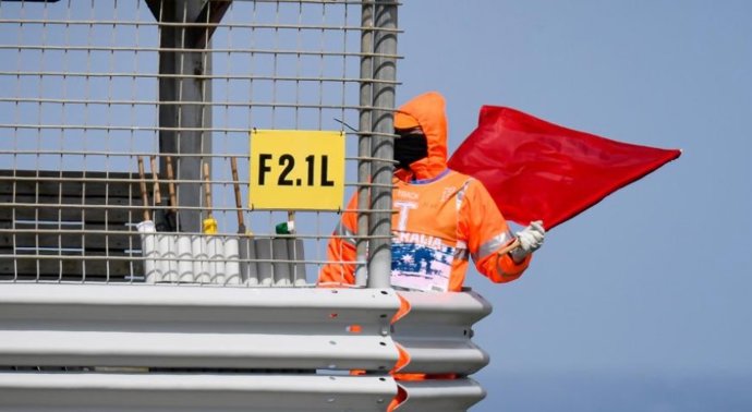 Un comisario muestra la bandera roja en la FP4 de MotoGP en el Gran Premio de Australia
