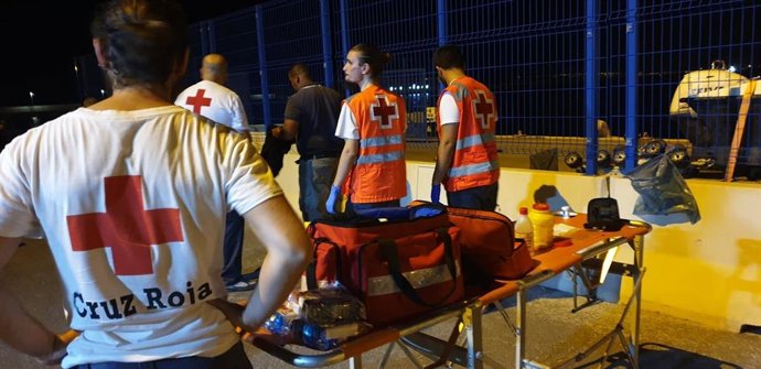 Imagen de archivo de un dispositivo de Cruz Roja listo para atender la llegada de una patera