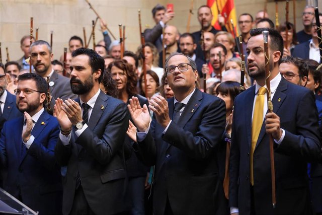 Acto de centenares de alcaldes en la Generalitat contra la sentencia del proceso independentista, con el presidente Quim Torra, el vicepresidente Pere Aragonès, el pte.Del Parlament Roger Torrent, Lluís Soler (ACM) Josep Maria Cervera (AMI) el 26/10/2019