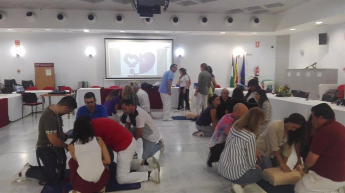 Profesionales de Carlos Castillo del Pino imparten un taller de reanimación cardiopulmonar