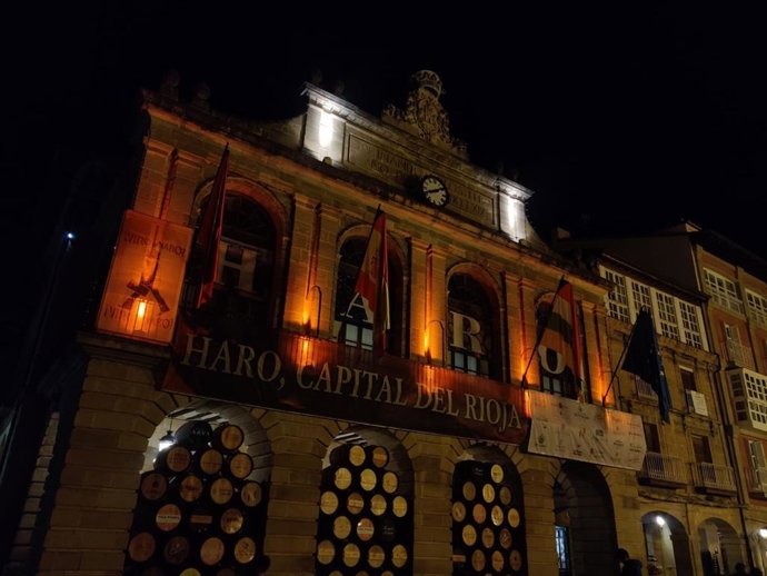 El Ayuntamiento de Haro se ilumina de naranja por el día del TDAH