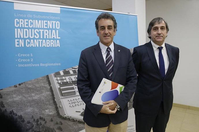 El consejero de Industria de Cantabria, Francisco Martín, y el director general de Industria en la presentación del programa CRECE el año pasado.