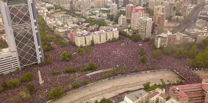 Més d'un milió de persones es manifesten de forma pacífica a Santiago de Xile.