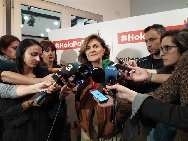 La vicepresidenta del Gobierno, Carmen Calvo, en declaraciones a los periodistas antes de acudir a un acto del PSC en Barcelona, el 26 de octubre de 2019