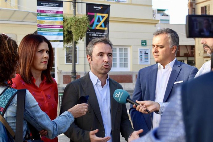 El candidato número uno al Congreso de Ciudadanos por Málaga, Guillermo Díaz; la portavoz del partido en el Ayuntamiento de Málaga, Noelia Losada; y el parlamentario de la formación naranja Javier Pareja.