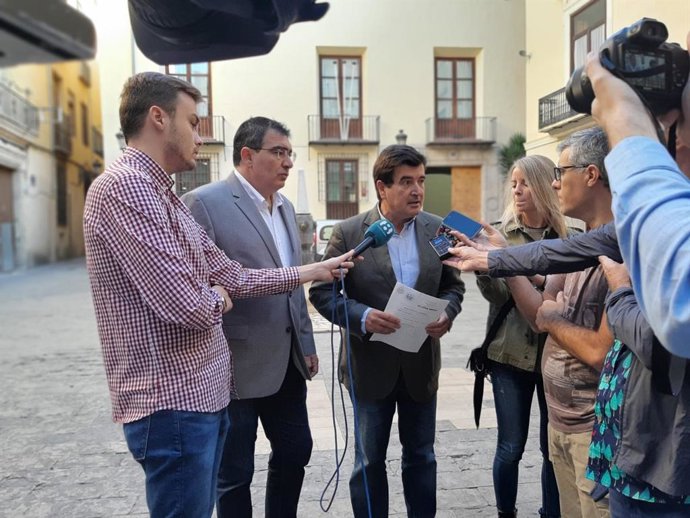 Giner ante la sede de la EMT