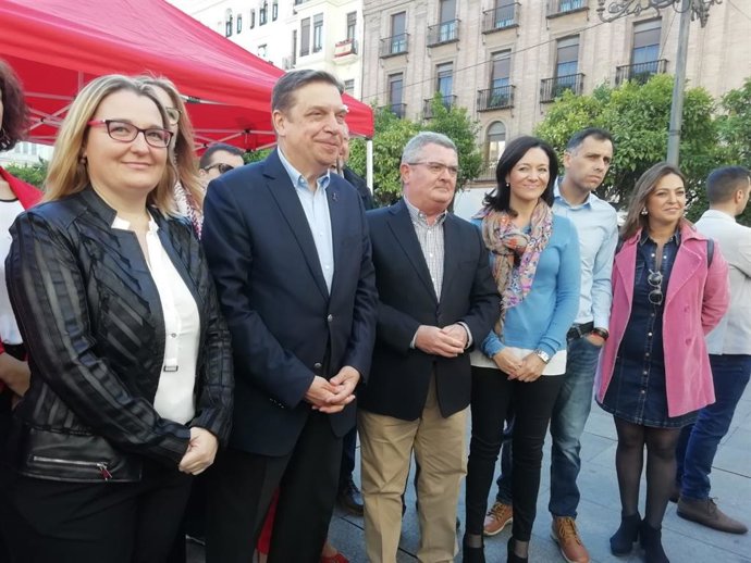Planas (2 izda.), entre Teba y Ruiz y otros cargos y candidatos del PSOE de Córdoba.