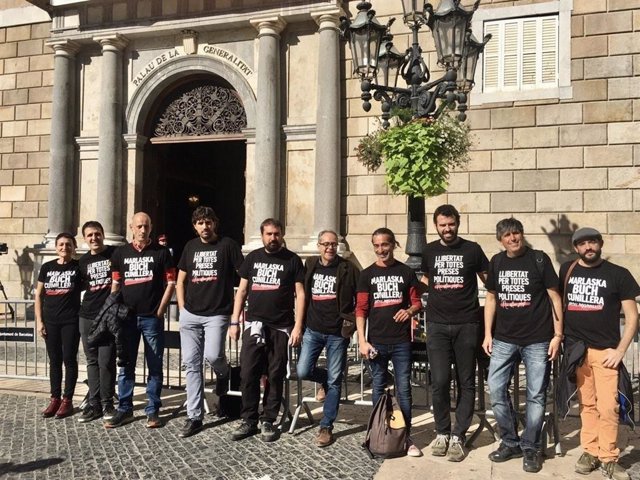 Ramon Vancells y otros alcaldes de la CUP con la camiseta 'Marlaska / Buch / Cunillera / ¡Basta de represión!' acuden al acto de la Generalitat con alcaldes contra la sentencia del proceso independentista el 26 de octubre de 2019