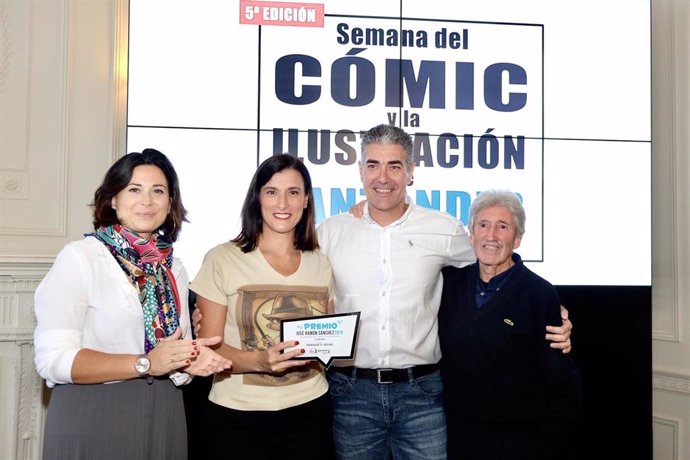 De izquierda a derecha: la concejal de Turismo de Santander, Miriam Díaz; la alcaldesa, Gema Igual, y los dibujantes Enrique Vegas y José Ramón Sánchez