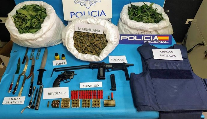 Droga y subfusil automático intervenido