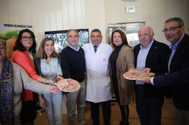 La alcaldesa de Benaoján, Soraya García Mesa (i), los consejeros de Empleo, Rocío Blanco; Presidencia, Elías Bendodo; Agricultura, Carmen Crespo; Salud, Jesús Aguirre y el presidente de la Diputación, Francisco Salado (d).