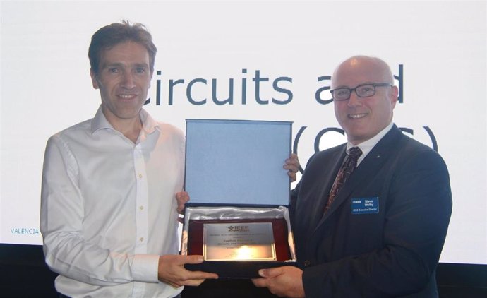 Antonio López (izquierda) recibe el premio de manos de Steve Welby, Director Ejecutivo de IEEE