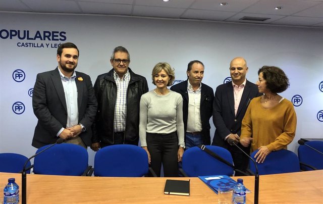 García Tejerina (centro) se reúne con representantes de organizaciones agrarias y cooperativa junto a los candidatos al Congreso y Senado del PP por Valladolid.