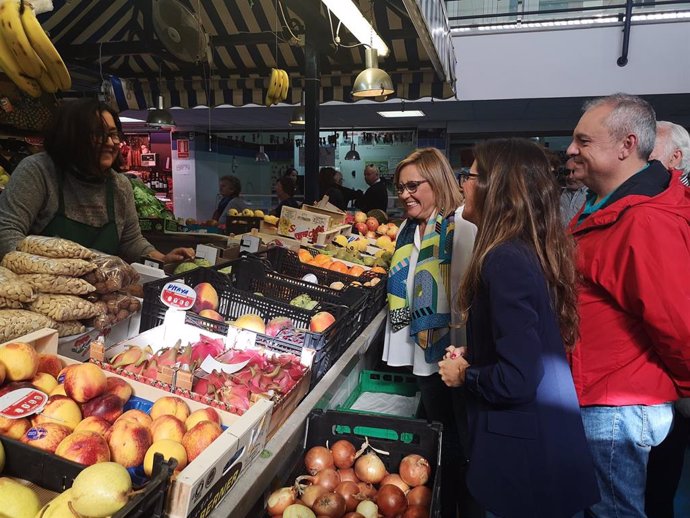 La candidata número uno al Congreso de los Diputados por el PSOE de Huelva, María Luisa Faneca, visita el Mercado de Abastos y los comercios del centro de Ayamonte, junto a la alcaldesa, Natalia Santos.