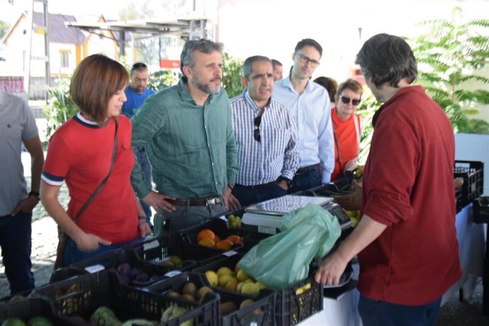 Los candidatos socialistas al Congreso Ignacio López y José Carlos Durán y el alcalde, Francisco Martínez Subires, visitan el mercado ecológico.