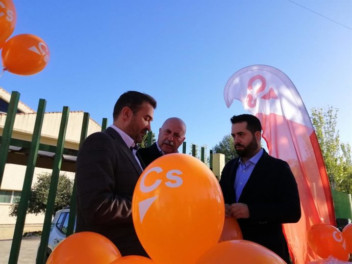 El número 1 al Congreso de los Diputados de Cs por Córdoba, Marcial Gómez, pasea por Priego de Córdoba acompañado de la portavoz municipal de Cs, Encarnación Valdivia, y el parlamentario andaluz, Fran Carrillo.