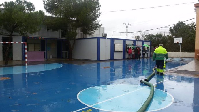    Las familias de los alumnos del CEIP La Cañada del Fenollar, en la pedanía de Alicante, han reclamado a la Conselleria de Educación que instale una cubierta en los barracones del centro educativo para evitar "que se repitan las inundaciones del año p