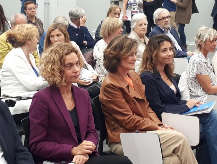 La presidenta del Congreso, Meritxell Batet, y la vicepresidenta del Gobierno, Carmen Calvo, participan en un homenaje póstumo a la socialista Dolors Renau, en la sede del PSC en Barcelona el 26 de octubre de 2019
