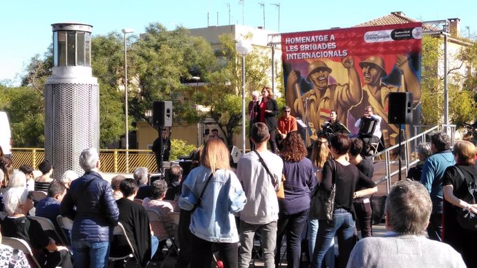 L'alcaldessa de Barcelona, Ada Colau, participa en l'homenatge a les Brigades Internacionals.