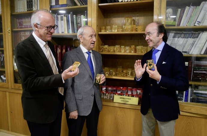 El consejero de Ciencia, Universidades e Innovación, Eduardo Sicilia, junto con los premiados Fermina Orduña: Pedro Guillén García, y Angelo Gámez Pozo,