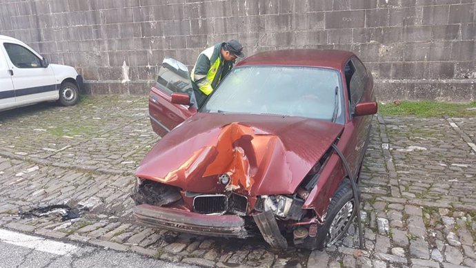 Un turismo colisionar contra la fachada del Ayuntamiento de Roncal