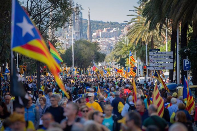 Manifestación de ANC y mnium Cultural contra la sentencia del proceso independentista, con el lema 'Libertad', en la calle Marina de Barcelona el 26 de octubre de 2019