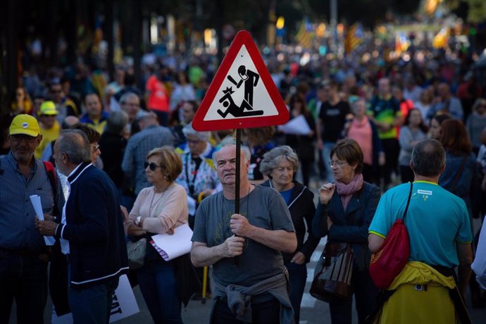 Manifestación de ANC y mnium Cultural contra la sentencia del proceso independentista, con el lema 'Libertad', en la calle Marina de Barcelona el 26 de octubre de 2019