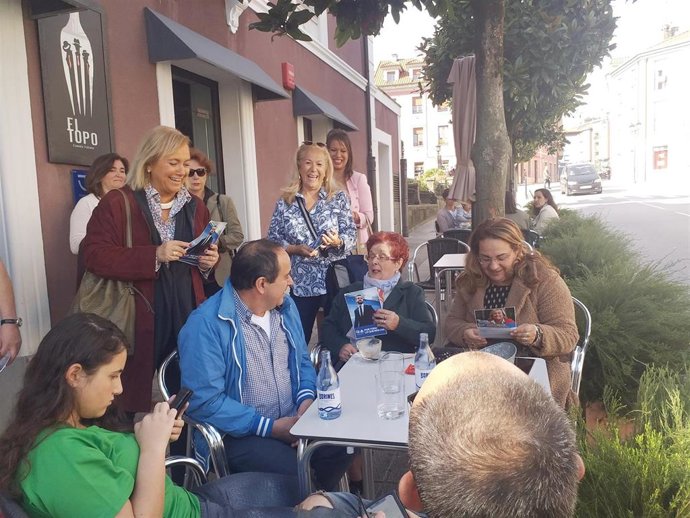 La candidata del PP al Senado por Asturias, Mercedes Fernández, reparte información electoral en Noreña.