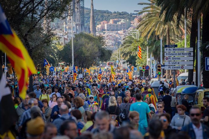 Manifestació d'ANC i mnium Cultural contra la sentncia del procés independentista, amb el lema 'Llibertat' al carrer Marina de Barcelona el 26 d'octubre de 2019.