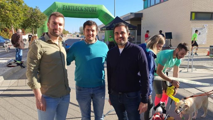 Rodrigo Gómez (izquierda) ha visitado este sábado el municipio zaragozano de María de Huerva, donde ha asistido a la III Trail de la localidad.