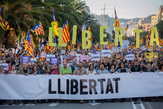 Cabecera de la manifestación independentista en Barcelona en rechazo a la sentencia del 1-O y para pedir la libertad de los presos