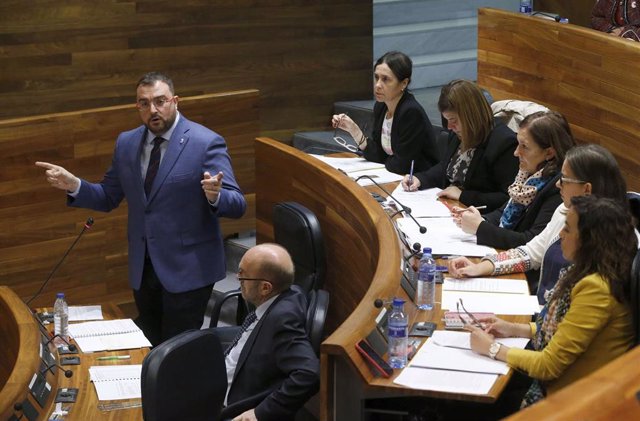 El presidente Adrián Barbón interviene en el Parlamento asturiano.