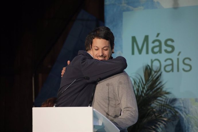 El candidato a la Presidencia del Gobierno, Íñigo Errejón, abraza al candidato por Asturias, Segundo González, en un mitin en Gijón.