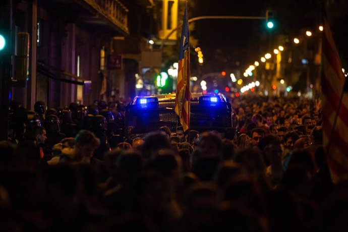 Protesta de independentistas en la Vía Laietana de Barcelona en rechazo a la sentencia del 1-O y para pedir la libertad de los presos a 26 de octubre de 2019