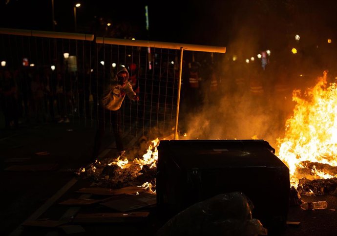 Hoguera en el centro de Barcelona en los disturbios tras dispersarse una concentración ante la Jefatura de Policía contra la actuación policial en altercados tras la sentencia del proceso independentista, el 26 de octubre de 2019