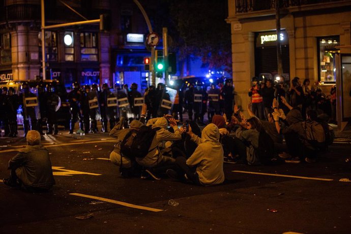 Asseguda després d'una concentració davant la Prefectura de Policia de Barcelona contra l'actuació policial en altercats després de la sentncia del processo independentista, el 26 d'octubre de 2019