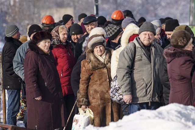 Ancianos esperan para cruzar la 'línea de contacto' en Ucrania