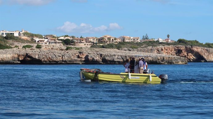 Una embarcació del Servei de Neteja del Litoral de Balears.