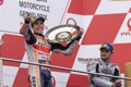 Márquez sigue con hambre y se lleva un apasionante duelo con Viñales