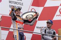Márquez sigue con hambre y se lleva un apasionante duelo con Viñales